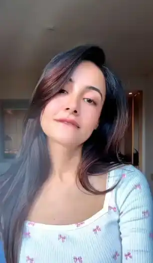 Neha, 25 - Analyst