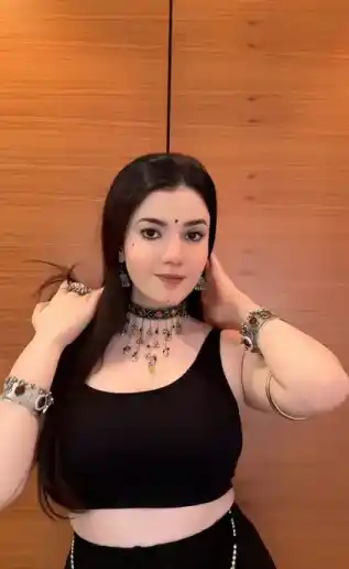 Riya, 22 - Artist